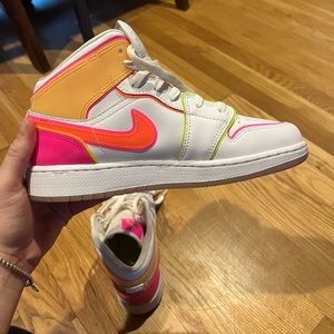 Air Jordan 1 Mid SE GS 'Edge Glow'